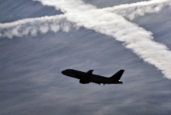 Ein Flugzeug startet vor zwei Kondensstreifen, © dpa, F. Rumpenhorst