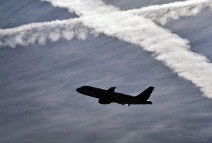 Ein Flugzeug startet vor zwei Kondensstreifen, © dpa, F. Rumpenhorst