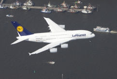 Airbus A380 der Lufthansa über dem Hamburger Hafen, © Lufthansa/Gregor Schläger
