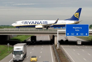 Eine Boeing 737-800 der Ryanair rollt am Flughafen Leipzig/Halle über die A14, © Flughafen Leipzig/Halle