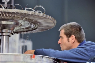 Montage einer schnelllaufenden Niederdruckturbine für ein Triebwerk der PW1000G-Familie., © MTU