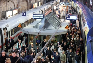Wegen des Pilotenstreiks bei der Lufthansa sind zahlreiche Passagiere - so wie hier in Hamburg - auf die Bahn umgestiegen., © dpa/Bodo Marks