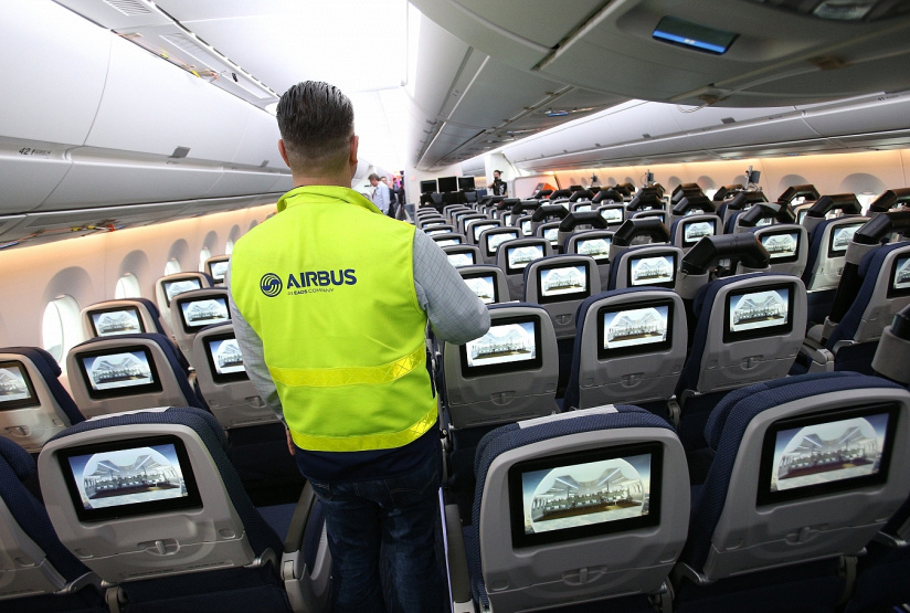 Airbus stellt erstmals Kabine in A350XWB-Testflugzeug vor, © dpa/Christian Charisius
