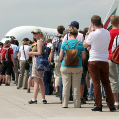 Besucher auf der ILA Berlin Air Show 2014 warten, um den Airbus A380 der Emirates besichtigen zu können.., © dpa/Wolfgang Kumm