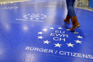 Eine Frau benutzt auf dem Flughafen in Düsseldorf den Weg für EU-Bürger zur Passkontrolle., © dpa/Federico Gambarini