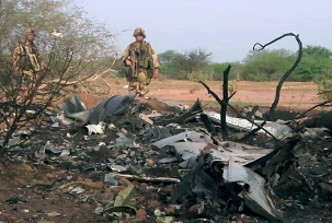 Der Screenshot aus einem am 25.07.2014 von den französischen Streitkräften veröffentlichten Video zeigt ein Trümmerstück der Air-Algerie-Maschine an der Absturzstelle in der Region Gossi in Mali nahe der Grenze zu Burkina Faso., © dpa/ECPAD