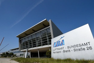 Das Luftfahrtbundesamt (LBA) am Flughafen von Braunschweig., © dpa/Holger Hollemann
