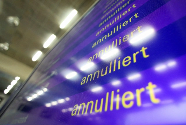 Eine Anzeigetafel listet annullierte Flüge auf., © dpa/Fredrik Von Erichsen