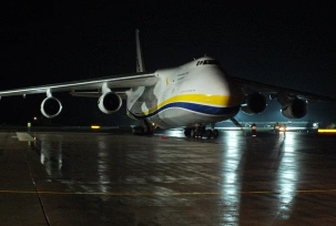 In dieser Woche ist eine Antonow 124 am Flughafen Rostock-Laage gelandet. Sie brachte ein Ersatzteil für eine Windkraftanlage. Die AN-124 ist laut Airport das größte Frachtflugzeug, das bisher in Rostock-Laage gelandet ist., © Flughafen Rostock