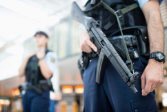 Beamte der Bundespolizei stehen am Flughafen München., © dpa/Matthias Balk