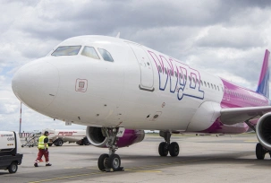 Eine A320 der Wizz Air steht am Flughafen Berlin-Schönefeld., © Flughafen Berlin Brandenburg GmbH/Günter Wicker