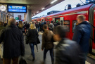 Wenn die Bahn Flughafen-Fahrgäste für ICE-Umleitungen quält, © dpa/Ole Spata