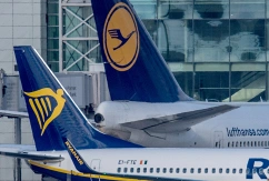 Maschinen von Ryanair und Lufthansa stehen am Frankfurter Flughafen., © dpa/Boris Roessler