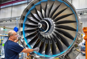 Ein Triebwerkstechniker arbeitet bei Rolls-Royce Deutschland in Dahlewitz an einem Flugzeugtriebwerk., © dpa/Patrick Pleul