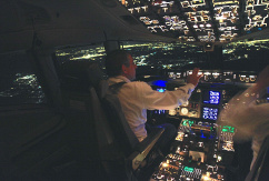 Nachts im Cockpit. (Foto: <a target="_blank" href="https://www.flickr.com/photos/flyforfun/">Kent Wien</a>, gepostet auf <a target="_blank" href="https://www.flickr.com/photos/flyforfun/5510817095/">Flickr</a>, <a target="_blank" href="https://creativecommons.org/licenses/by-nc/2.0/">CC BY-NC 2.0</a>), © Kent Wien