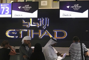 Passagiere checken am Flughafen Abu Dhabi (Vereinigte Arabische Emirate) ein., © Jon Gambrell/AP/dpa