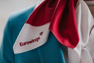 Flugbegleiterin von Eurowings., © Eurowings/Athenea Diapouli-Hariman