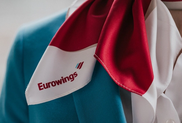 Flugbegleiterin von Eurowings., © Eurowings/Athenea Diapouli-Hariman