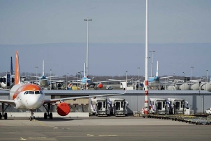 Flugzeuge von Easyjet und KLM, abgestellt auf dem Flughafen Schiphol, © dpa/Robin Van Lonkhuijsen/ANP