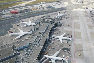 Lufthansa betreibt am Flughafen Frankfurt ihr größtes Drehkreuz., © Fraport