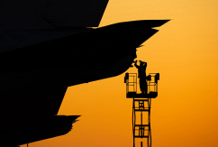 Ein Mechaniker arbeitet an einem Flugzeug., © AirTeamImages.com/John Kilmer