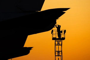 Ein Mechaniker arbeitet an einem Flugzeug., © AirTeamImages.com/John Kilmer