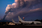 Ätna-Aschewolke legt Flugverkehr am Flughafen Catania lahm, © U.S. Navy/Planet Pix via ZUMA Wire/dpa/Mc2 Austin Ingram