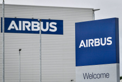Eine Außenaufnahme einer Airbus-Fabrik., © dpa/Ben Birchall