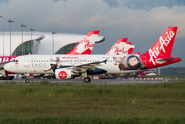 Airasia-A320 vor Airasia-Großraumflugzeugen am Flughafen von Kuala Lumpur,, © AirTeamImages.com/Andrew Hunt