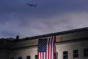 Pentagon mit US-Flagge: Ein Flugzeug hebt vom Washington Reagan National Airport ab., © dpa/J. Scott Applewhite/AP
