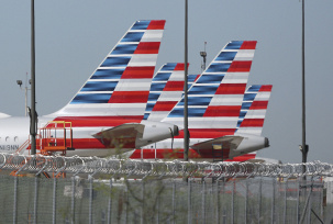 Flugzeuge von American Airlines stehen auf dem internationalen Flughafen Dallas/Fort Worth.Flugzeuge von American Airlines stehen auf dem internationalen Flughafen Dallas/Fort Worth., © dpa/Lm Otero