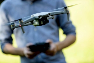 Eine Mavic-Air-2-Drohne von DJI im Flug, © dpa/Alexander Prautzsch