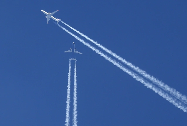 Zwei Flugzeuge kreuzen sich am Himmel., © dpa/Ina Fassbender