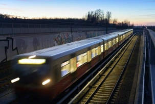 Die Berliner S-Bahn der Linie S9 fährt am frühen Abend von Spandau kommend zum Terminal 1/2 des Flughafens Berlin Brandenburg "Willy Brandt" BER., © dpa/Soeren Stache