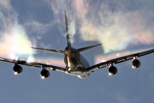 Ein Airbus A380 zieht Wirbelschleppen beim Start hinter sich her., © AirTeamImages.com/nustyR