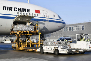 Die Fracht einer Boeing 777 von Air China am Flughafen München wird entladen., © Flughafen München GmbH/Alex Tino Friedel