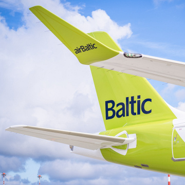 Blick auf das Seitenleitwerk und die Tragfläche mit dem charakteristischen Winglet des Airbus' A220 von Air Baltic., © Air Baltic