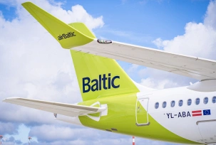 Blick auf das Seitenleitwerk und die Tragfläche mit dem charakteristischen Winglet des Airbus' A220 von Air Baltic., © Air Baltic