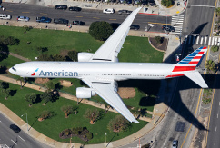 Eine Boeing 777-300ER von American Airlines im Anflug auf Los Angeles von oben., © AirTeamImages.com/Vincenzo Pace