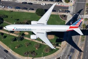 Eine Boeing 777-300ER von American Airlines im Anflug auf Los Angeles von oben., © AirTeamImages.com/Vincenzo Pace