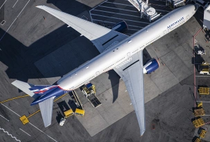 Eine Boeing 777 von Aeroflot am Gate von oben., © AirTeamImages.com/Ryan Patterson