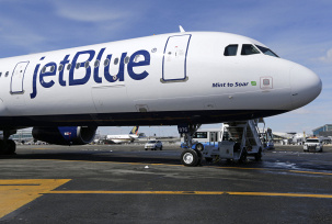 Ein JetBlue-Airbus steht am John F. Kennedy International Airport in New York., © DPA/Seth Wenig