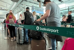 Passagiere stehen am Flughafen Dublin Schlange., © DPA/Niall Carson