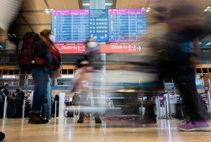 Passagiere vor einer Abflugtafel am Flughafen Berlin., © DPA/Christoph Soeder