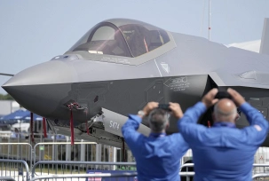 Besucher fotografieren eine Lockheed Martin F-35 auf der Farnborough Air Show 2022., © DPA/Frank Augstein