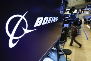 Das Boeing-Logo ist auf einem Bildschirm über dem Tradingfloor der New Yorker Börse., © DPA/Richard Drew