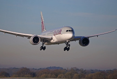 Eine Boeing 787-8 von Qatar Airways im Landeanflug., © AirTeamImages.com/Simon Willson