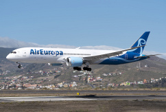 Eine Boeing 787-9, die Norse Atlantic Airways an Air Europa verleast hat, in Bemalung beider Airlines landet auf Teneriffa., © AirTeamImages.com/Manuel EstevezR