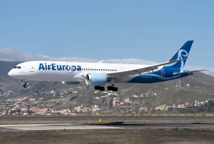 Eine Boeing 787-9, die Norse Atlantic Airways an Air Europa verleast hat, in Bemalung beider Airlines landet auf Teneriffa., © AirTeamImages.com/Manuel EstevezR