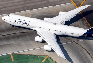 Eine Boeing 747-8 von Lufthansa rollt auf die Piste., © AirTeamImages.com/Enda Burke